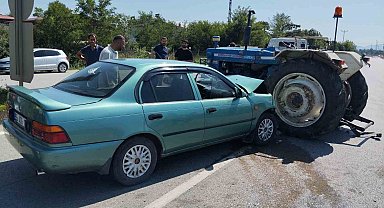 Otomobil traktörle çarpıştı: 2 yaralı
