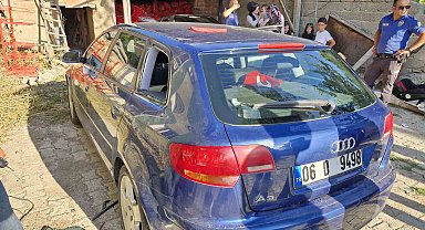 Otomobilde mahsur kalan bebeği itfaiye ekipleri kurtardı