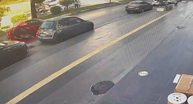Otomobile çarpamamak için motosikletinin direksiyonu kırdı, yola savruldu: 2 yaralı
