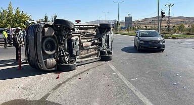Otomobilin çarptığı cip yan yattı: 1 yaralı