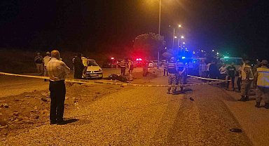 Otomobille çarpışan motosikletteki 1 kişi öldü, 1 kişi ağır yaralandı
