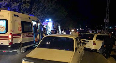 Otomobiller kafa kafaya çarpıştı: 3 yaralı