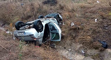 Otoyolda 3 araç birbirine girdi, otomobil su kanalına uçtu: 6 yaralı