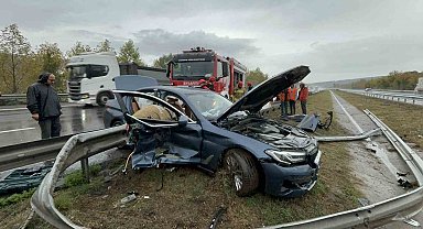 Otoyolda bariyerleri yerinden söken lüks otomobil hurdaya döndü: 2 yaralı