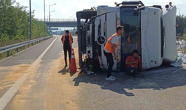 Otoyolda çimento yüklü tır devrildi