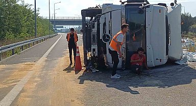 Otoyolda çimento yüklü tır devrildi