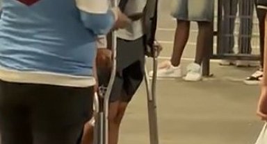 Ozan Tufan, koltuk değnekleriyle sahadan ayrıldı