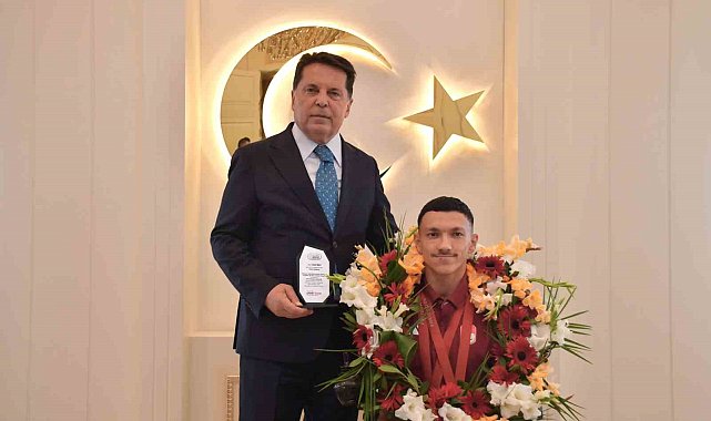 Paralimpik Şampiyon Umut Ünlü'den Başkan Özer'e ziyaret