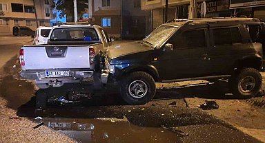 Park halindeki araçlara çarpıp kaçtı