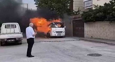 Park halindeki minibüs alev alev yandı