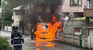 Park halindeki otomobil alev topuna döndü: O anlar kamerada
