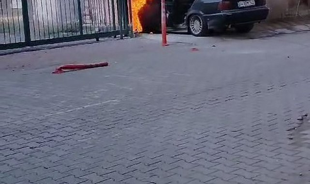 Park halindeki otomobil alevlere teslim oldu