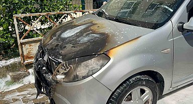 Park halindeki otomobilde yangın çıktı