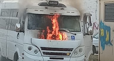 Park halindeki servis minibüsünde yangın çıktı