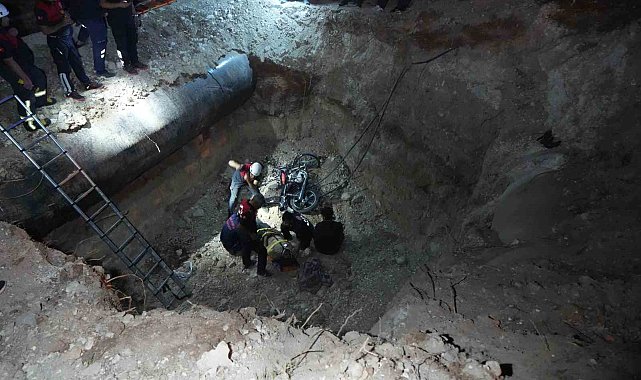Parkta motosiklet 5 metrelik çukura düştü: 2 yaralı