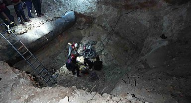 Parkta motosiklet 5 metrelik çukura düştü: 2 yaralı