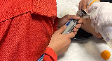 Parmağa sıkışan çelik yüzük, itfaiye ekiplerince kesilerek çıkarıldı