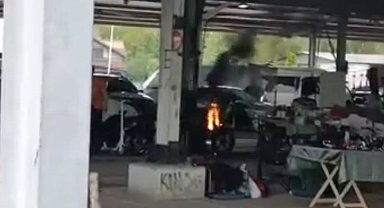 Pazar yerinde alev alan elektrikli bisiklet paniğe sebep oldu