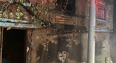 Pekmez kaynatmak için yaktığı ateşle evi ve aracı yandı