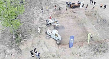 Pendik'te arazi araçlarının parkurları aştığı yarışta adrenalin had safhada