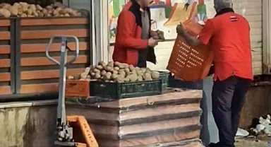 Pendik'te kasa kasa patatesi çöpe döktüler