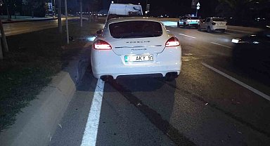 Pendik'te otomobilin çarptığı motosiklet, kontrolden çıkarak park halindeki araca çarptı: 1 yaralı