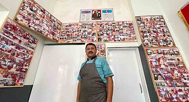 Pide almaya gelen müşterilerinin fotoğrafları ile iş yerinin duvarlarını fotoğraf albümüne çevirdi