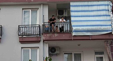 Plastik kasalar alev aldı, balkona sıçrayan yangın panik oluşturdu