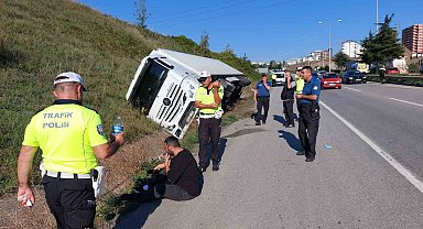 Polis, devrilen tırın sürücüsünü su ikram ederek teselli etti