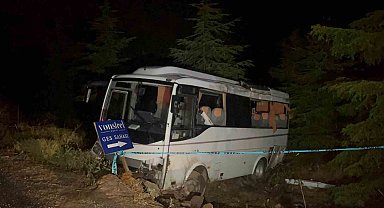 Polis memurlarını taşıyan midibüs şarampole uçtu: 14'ü polis 15 yaralı