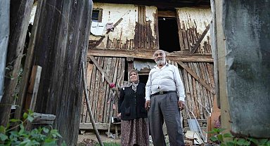 Polis memuru, hikayesiyle yürek burkan çiftin bankaya borcunu ödedi