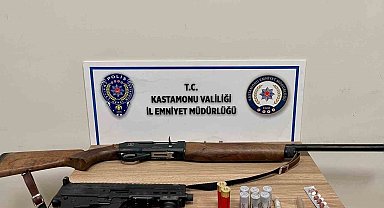 Polisin durdurduğu araçtan "Uzi" çıktı: 2 gözaltı