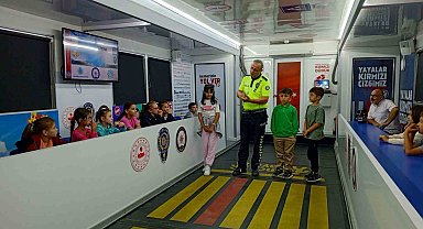 Polislerden öğrencilere trafik eğitimi