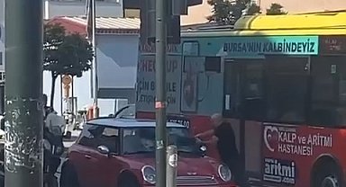 Polislerin ceza yazmasına sinirlendi, aracını parçaladı