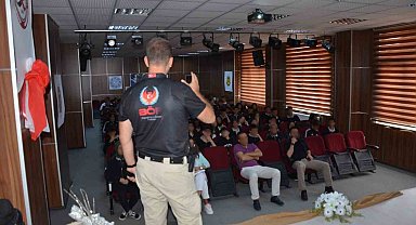 Polisten öğrencilere terör bilgilendirmesi