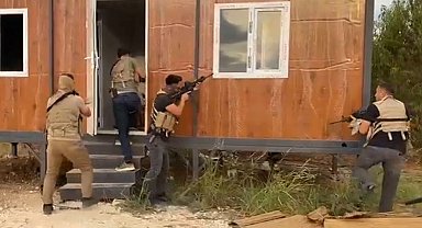 Polisten şok operasyon: Gömülü uyuşturucu ve uzun namlulu silahlar ele geçirildi