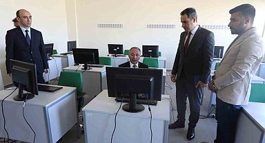 Prof. Dr. Karabulut, bilgisayar laboratuvarında incelemelerde bulundu