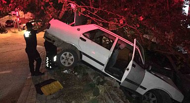 "Dur" ikazına uymayan otomobil bahçeye daldı, sürücü kaçtı yolcu yaralı