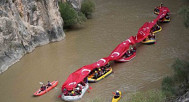 Rafting yapan gaziler Karasu Nehri'nde 50 metre uzunluğunda Türk bayrağı açtı