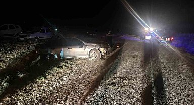 Refüje giren otomobilde 2 kişi yaralandı