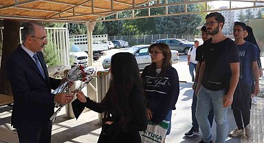 Rektör Göktaş, öğrencileri karanfillerle karşıladı
