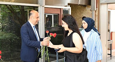 Rektör Keleş, öğrencileri karanfille karşıladı