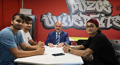 Rektör Sözbir yeni akademik yılın ilk gününde öğrencilerle buluştu