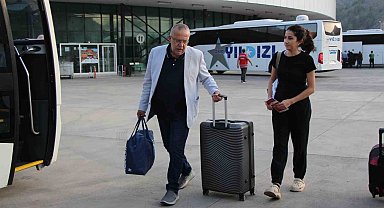 Rektörden yeni öğrencilerine jest: Otogarda karşıladı, valizlerini taşıdı