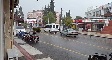 Sağanak yağış Sarıgöl'de hayatı olumsuz etkiledi