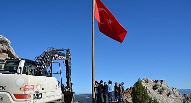 Saimbeyli kurtuluş etkinliklerine bayrak dikerek başladı