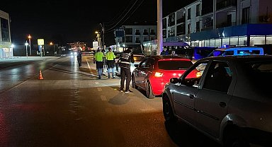 Sakarya'da polisten şok uygulama: 2 şahıs yakalandı, ruhsatsız 5 tabanca ele geçirildi