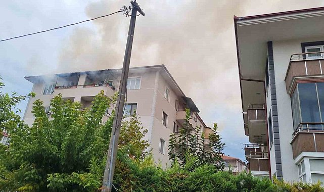 Sakarya'da şehir merkezinde korkutan yangın: Mahalleli sokağa döküldü