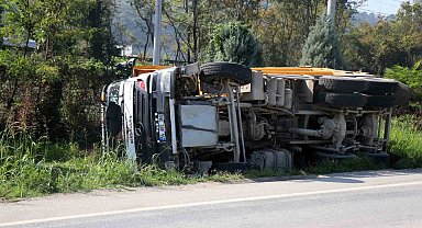 Sakarya'da toprak yüklü kamyon yol kenarına devrildi: 1 yaralı