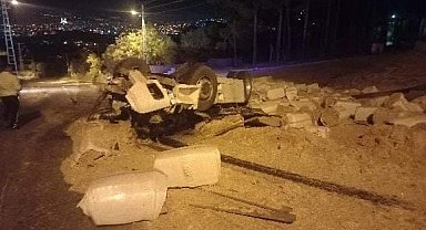 Saman yüklü tır kaza yaptıktan sonra yandı